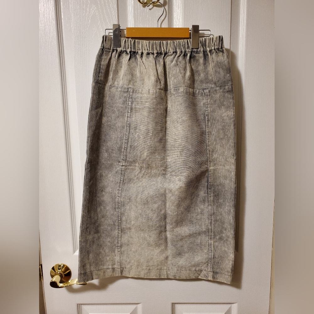 🔴 Corduroy white and grey striped midi skirt